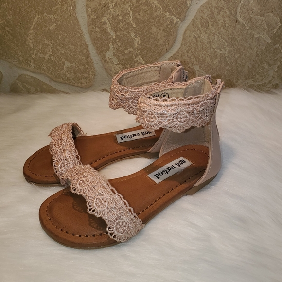 GIRLS SANDALS NOT RATED - Picture 2 of 12